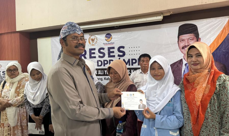 Legislator NasDem Salurkan Ribuan Beasiswa PIP untuk Siswa Banten